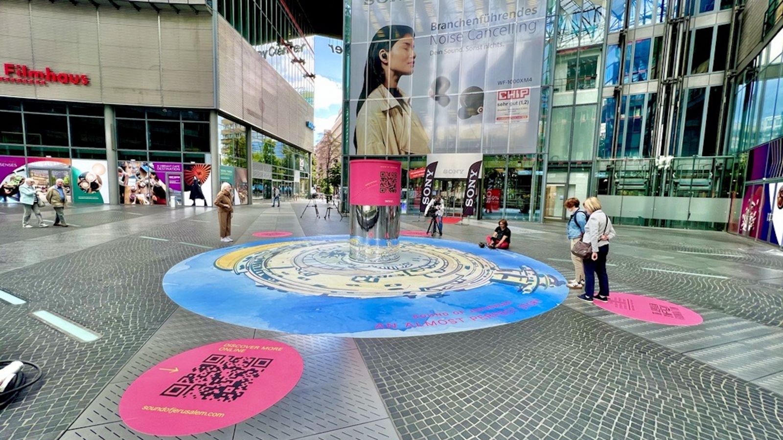 Die Skulptur auf dem Platz des Sonycenter Berlin