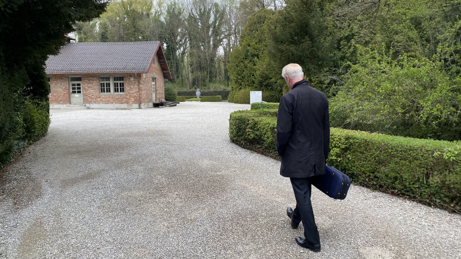 Christoph Poppen auf dem Weg zum Drehort